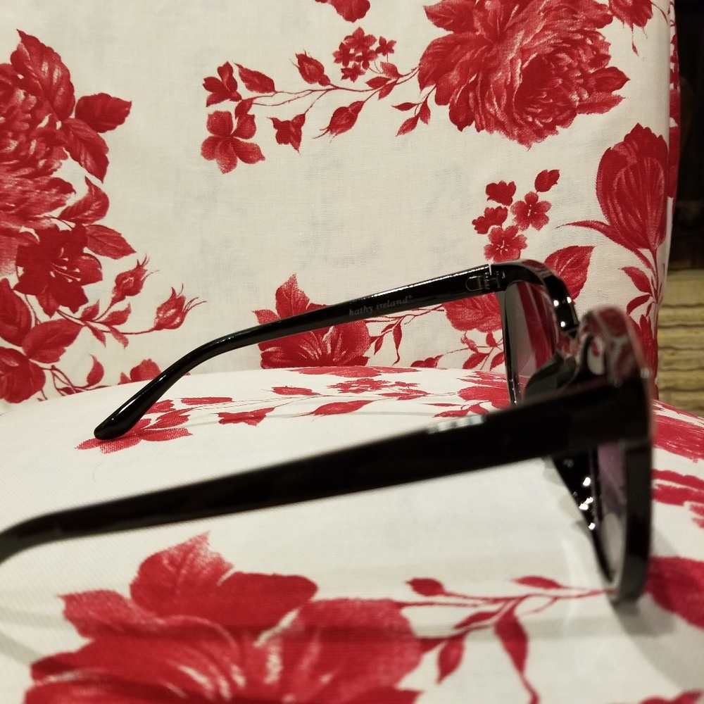 Kathy Ireland Sunglasses - Picture 2 of 5